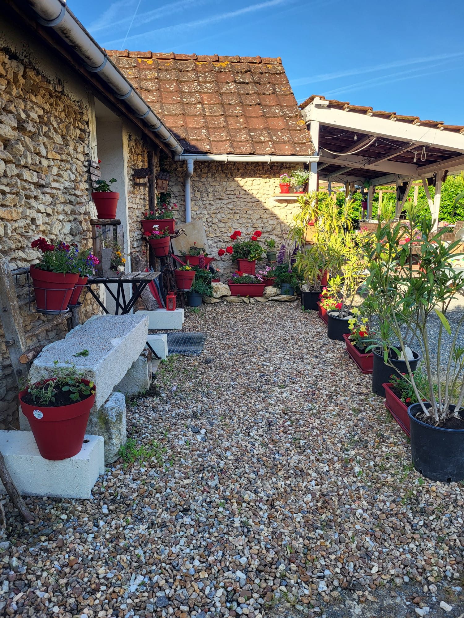 Allée fleurie devant la maison
