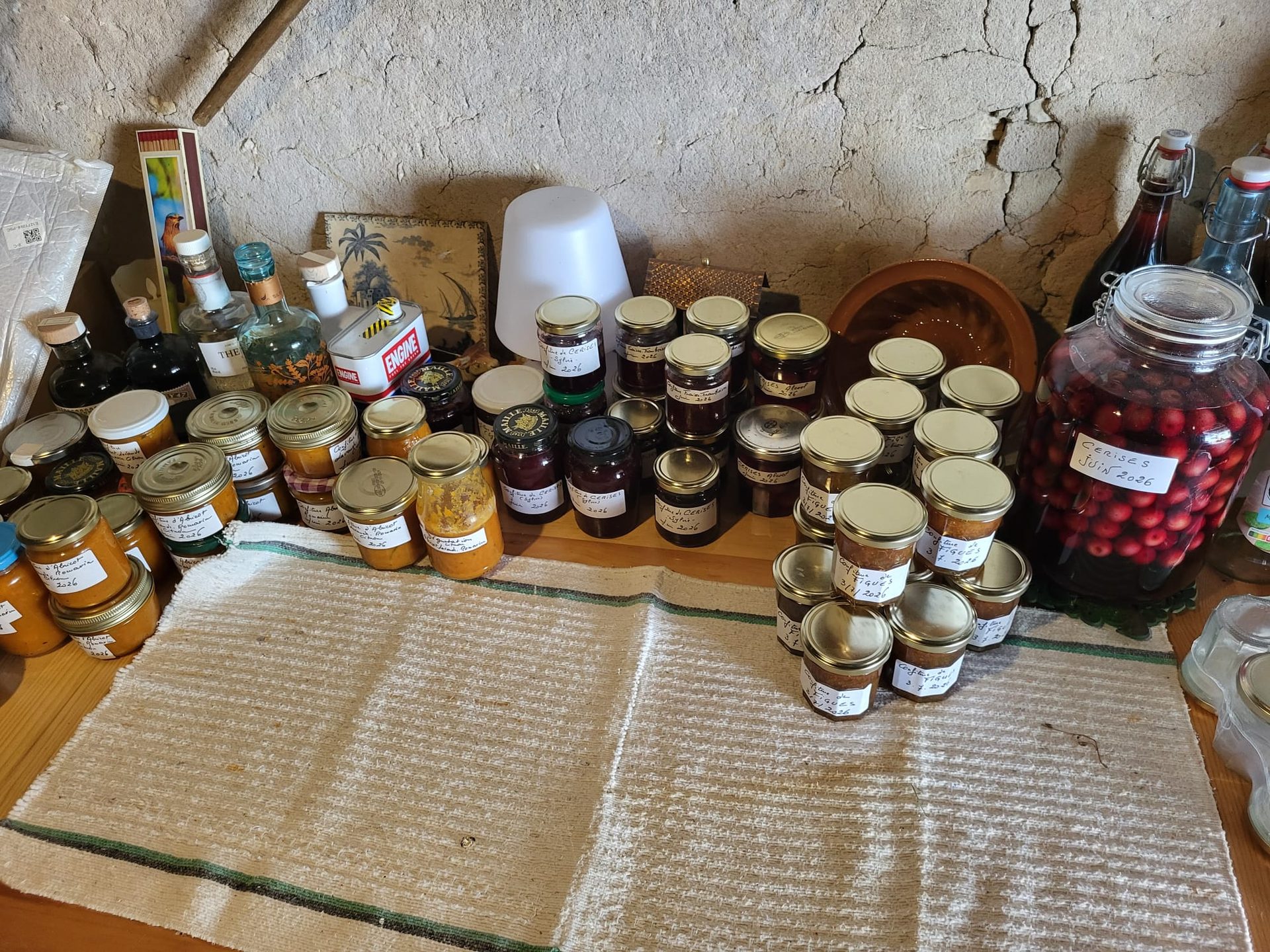 Confitures maison étiquetées à la main