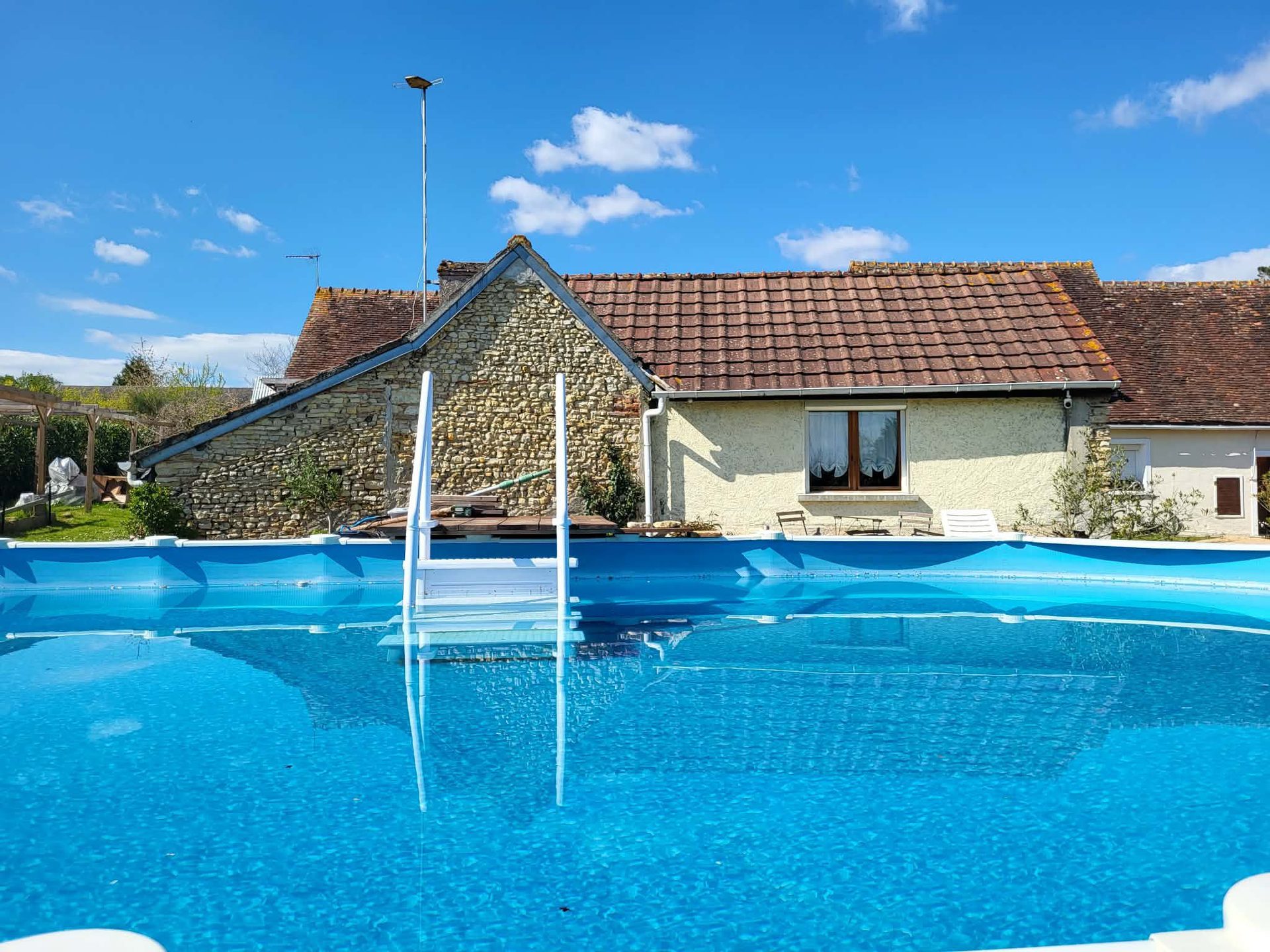 Piscine 10x4m devant la maison en pierre
