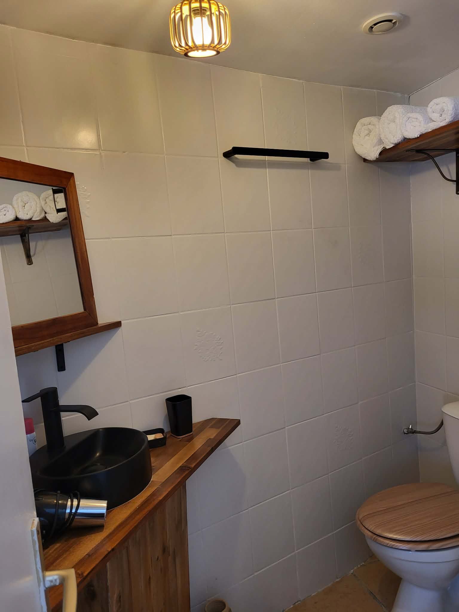 Salle de bain rénovée avec vasque noire