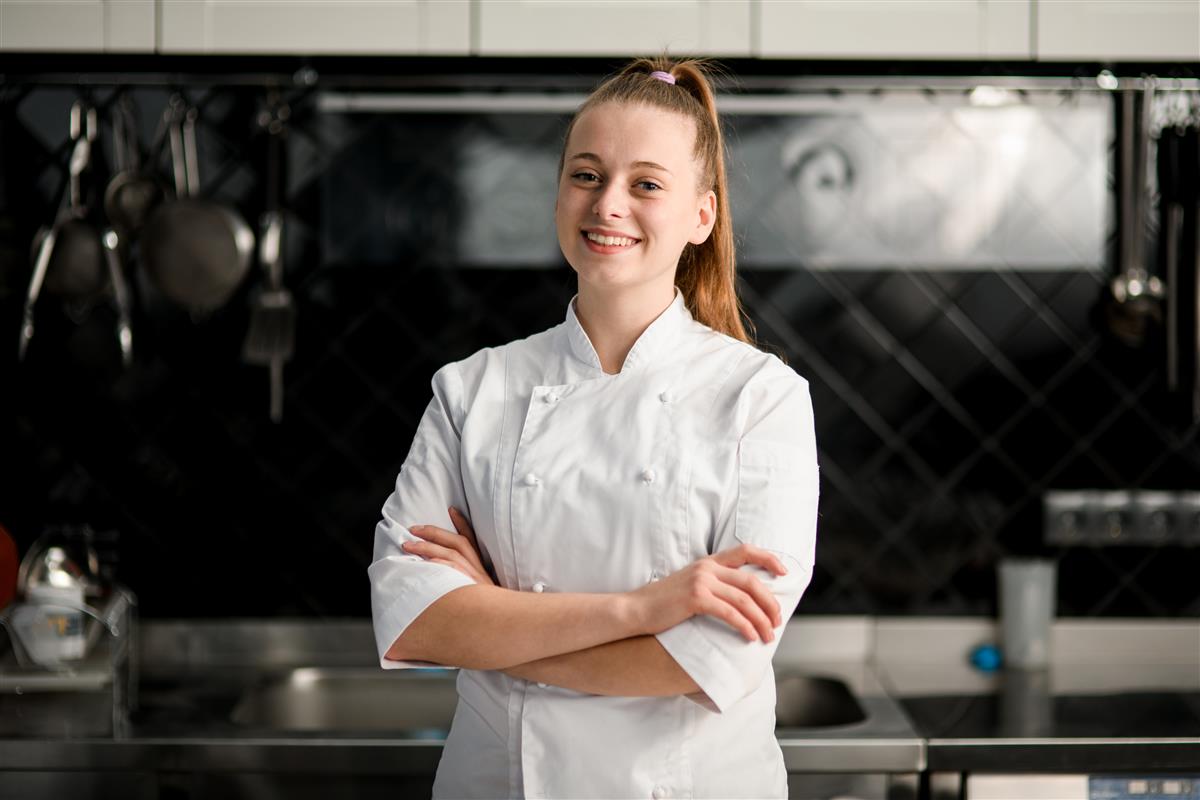 Chef serein en cuisine propre